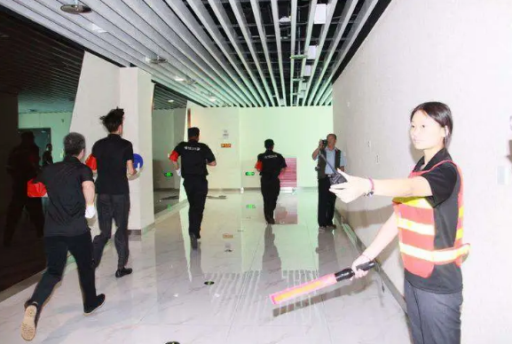 保定消防工程公司：商场发生火灾如何逃生？做好这四点！